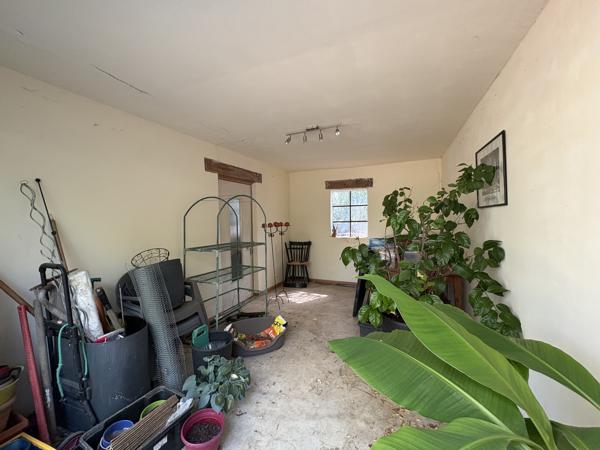 COUIZA-MAISON DE PLAIN-PIED DE 104.12M² AVEC SOUS-SOL COMPLET, GARAGE, DÉPENDANCE ET PARC ARBORÉ DE 2276M²