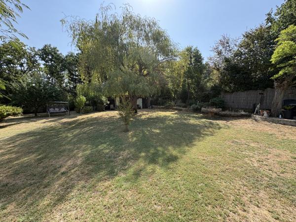 COUIZA-MAISON DE PLAIN-PIED DE 104.12M² AVEC SOUS-SOL COMPLET, GARAGE, DÉPENDANCE ET PARC ARBORÉ DE 2276M²