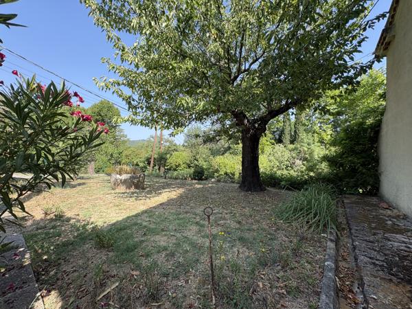 COUIZA-MAISON DE PLAIN-PIED DE 104.12M² AVEC SOUS-SOL COMPLET, GARAGE, DÉPENDANCE ET PARC ARBORÉ DE 2276M²