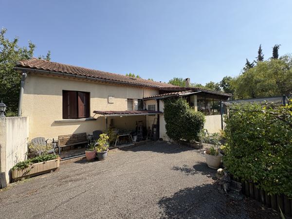 COUIZA-MAISON DE PLAIN-PIED DE 104.12M² AVEC SOUS-SOL COMPLET, GARAGE, DÉPENDANCE ET PARC ARBORÉ DE 2276M²