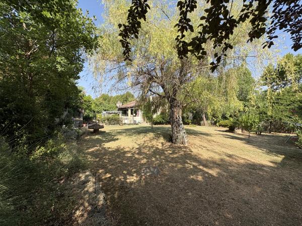 COUIZA-MAISON DE PLAIN-PIED DE 104.12M² AVEC SOUS-SOL COMPLET, GARAGE, DÉPENDANCE ET PARC ARBORÉ DE 2276M²