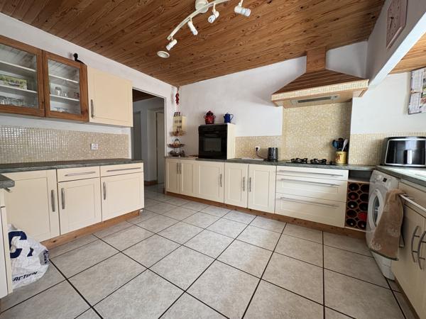 COUIZA-MAISON DE PLAIN-PIED DE 104.12M² AVEC SOUS-SOL COMPLET, GARAGE, DÉPENDANCE ET PARC ARBORÉ DE 2276M²