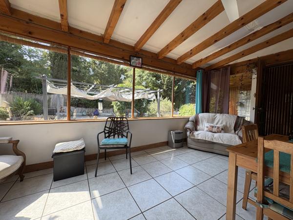 COUIZA-MAISON DE PLAIN-PIED DE 104.12M² AVEC SOUS-SOL COMPLET, GARAGE, DÉPENDANCE ET PARC ARBORÉ DE 2276M²