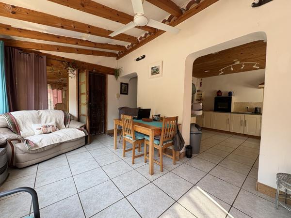 COUIZA-MAISON DE PLAIN-PIED DE 104.12M² AVEC SOUS-SOL COMPLET, GARAGE, DÉPENDANCE ET PARC ARBORÉ DE 2276M²
