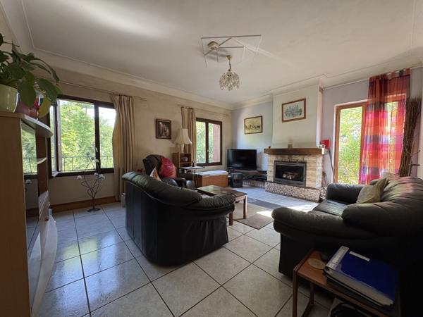 COUIZA-MAISON DE PLAIN-PIED DE 104.12M² AVEC SOUS-SOL COMPLET, GARAGE, DÉPENDANCE ET PARC ARBORÉ DE 2276M²
