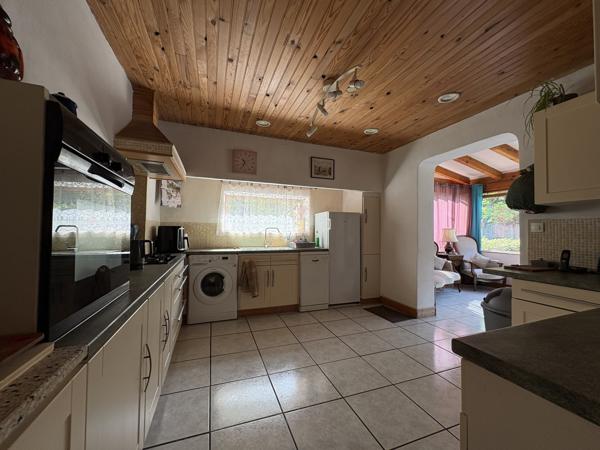 COUIZA-MAISON DE PLAIN-PIED DE 104.12M² AVEC SOUS-SOL COMPLET, GARAGE, DÉPENDANCE ET PARC ARBORÉ DE 2276M²