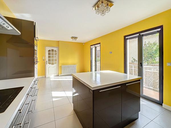 A vendre centre ville  maison montauban (82) 4  chambres piscine  sous-sol commerces DPE  en B