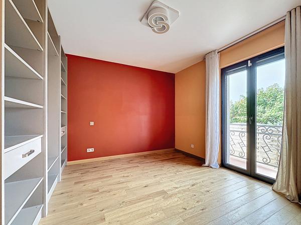 A vendre centre ville  maison montauban (82) 4  chambres piscine  sous-sol commerces DPE  en B