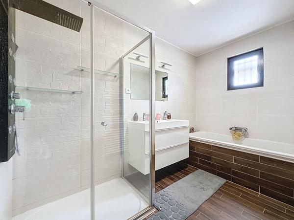 A vendre centre ville  maison montauban (82) 4  chambres piscine  sous-sol commerces DPE  en B