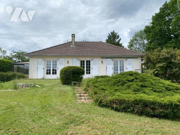 Vallée de l'Eure à JOUY, 
Pavillon 1975 comprenant :
Entrée avec placards, séjour- salon avec...