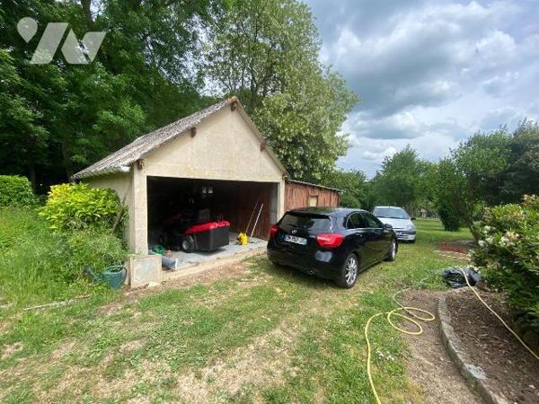 Vallée de l'Eure à JOUY, 
Pavillon 1975 comprenant :
Entrée avec placards, séjour- salon avec...