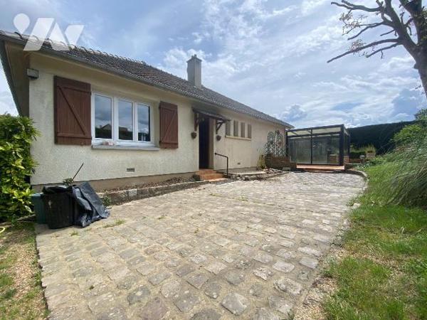 Vallée de l'Eure à JOUY, 
Pavillon 1975 comprenant :
Entrée avec placards, séjour- salon avec...