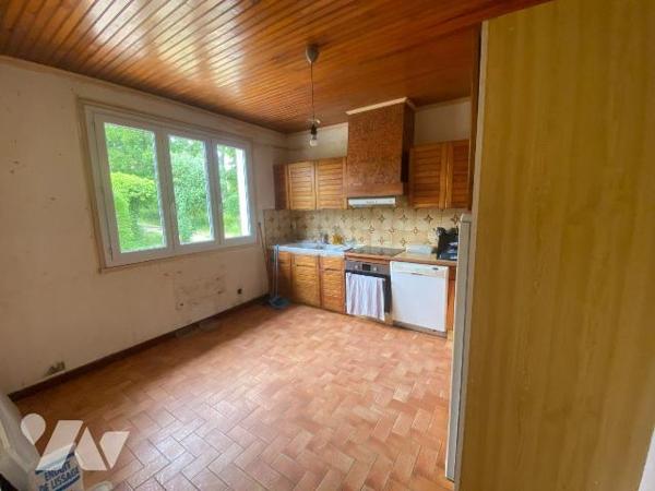 Vallée de l'Eure à JOUY, 
Pavillon 1975 comprenant :
Entrée avec placards, séjour- salon avec...