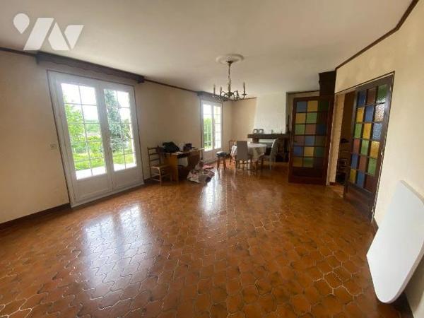 Vallée de l'Eure à JOUY, 
Pavillon 1975 comprenant :
Entrée avec placards, séjour- salon avec...