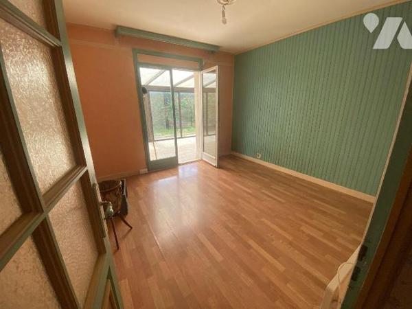 Vallée de l'Eure à JOUY, 
Pavillon 1975 comprenant :
Entrée avec placards, séjour- salon avec...