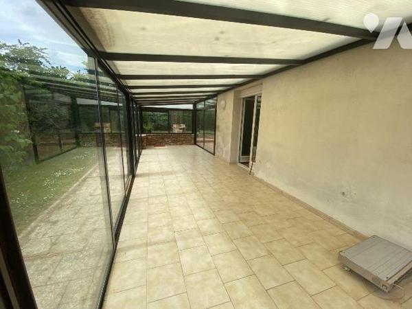 Vallée de l'Eure à JOUY, 
Pavillon 1975 comprenant :
Entrée avec placards, séjour- salon avec...