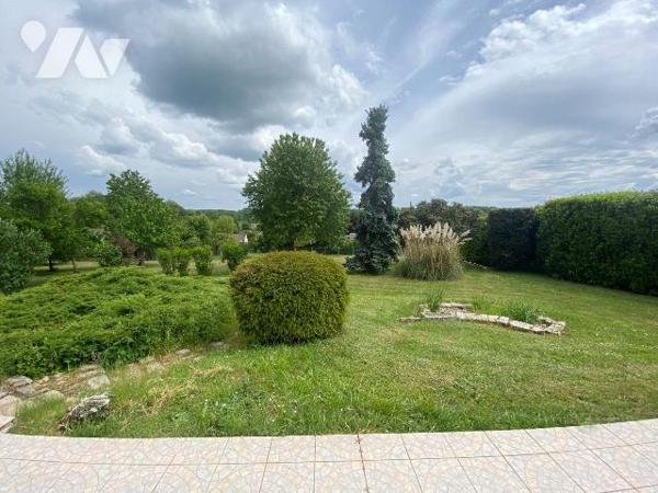 Vallée de l'Eure à JOUY, 
Pavillon 1975 comprenant :
Entrée avec placards, séjour- salon avec...