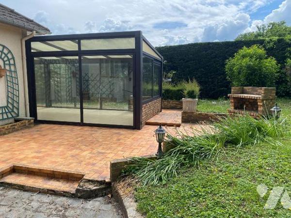 Vallée de l'Eure à JOUY, 
Pavillon 1975 comprenant :
Entrée avec placards, séjour- salon avec...