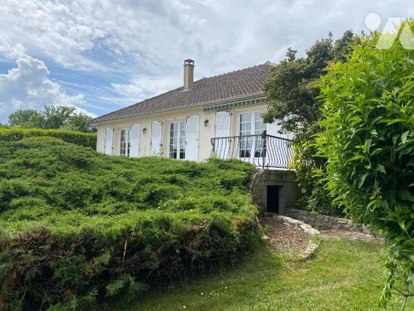 Vallée de l'Eure à JOUY, 
Pavillon 1975 comprenant :
Entrée avec placards, séjour- salon avec...