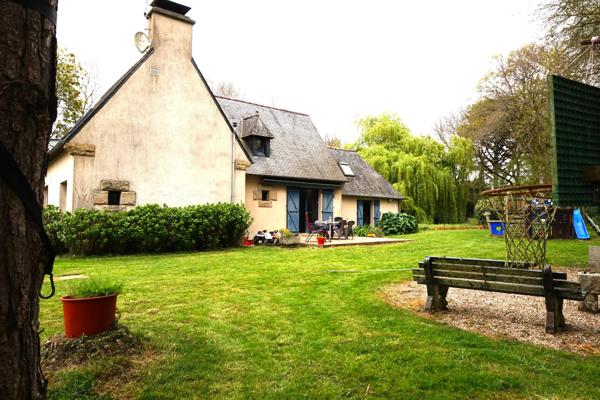 MAISON TRADITIONNELLE AVEC UN GRAND TERRAIN