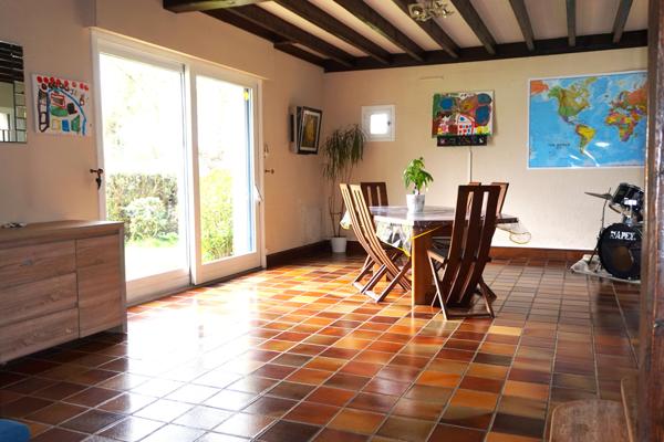 MAISON TRADITIONNELLE AVEC UN GRAND TERRAIN