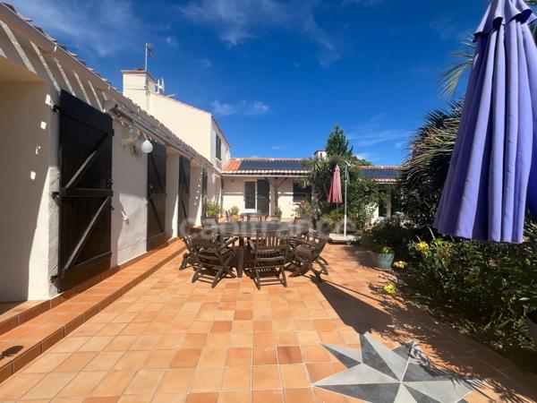 Propriété avec dépendances au coeur d’un jardin paysager– 230 m² habitables – À 10 min des plages des Sables-d'Olonne