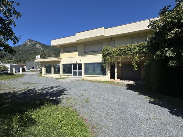 CLUSES - Bâtiment mixte avec fort potentiel   Local commerci
