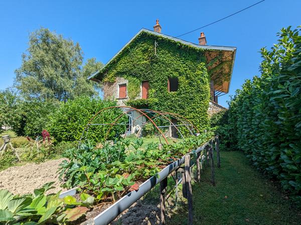 Maison Saint Seine En Bâche 8 pièce(s) 200 m² sur un terrain clos et plat de 5300 m²