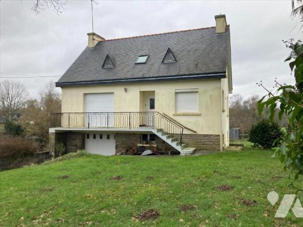 Baye, maison individuelle sur sous-sol total, composée comme suit:Rez-de-chaussée: Entrée, cuis...