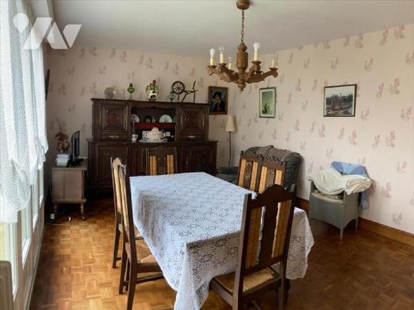 Baye, maison individuelle sur sous-sol total, composée comme suit:Rez-de-chaussée: Entrée, cuis...