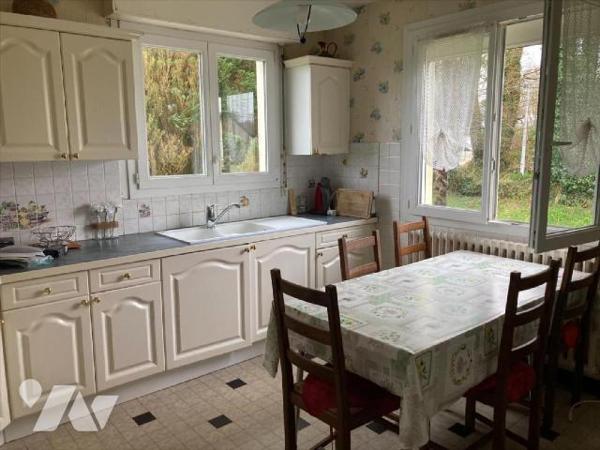 Baye, maison individuelle sur sous-sol total, composée comme suit:Rez-de-chaussée: Entrée, cuis...