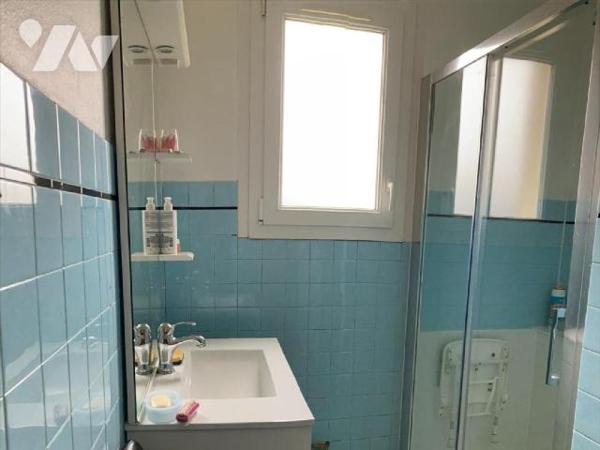 Baye, maison individuelle sur sous-sol total, composée comme suit:Rez-de-chaussée: Entrée, cuis...