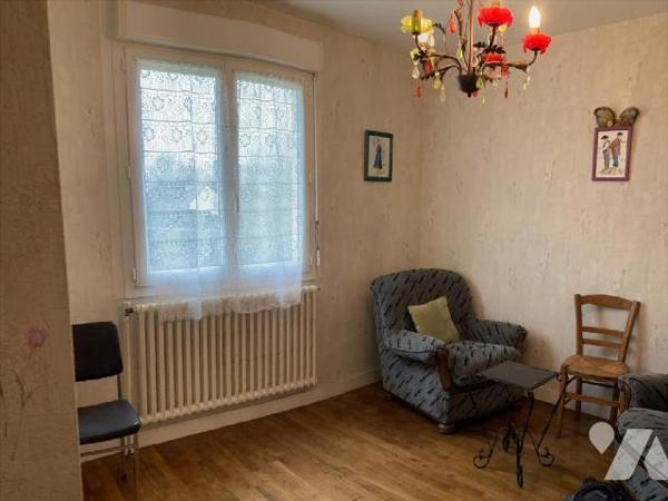 Baye, maison individuelle sur sous-sol total, composée comme suit:Rez-de-chaussée: Entrée, cuis...