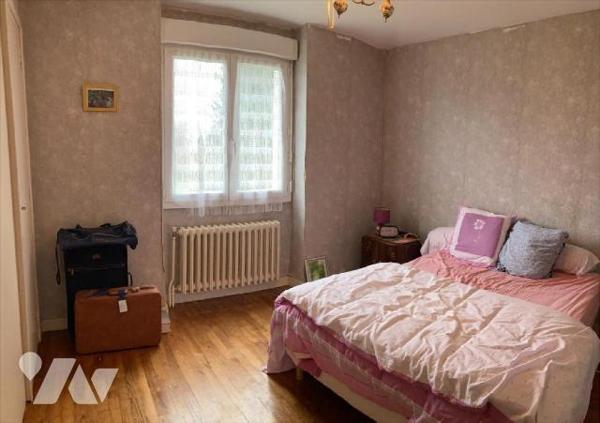 Baye, maison individuelle sur sous-sol total, composée comme suit:Rez-de-chaussée: Entrée, cuis...