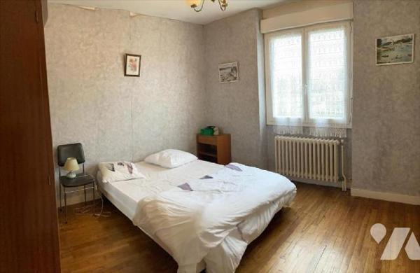 Baye, maison individuelle sur sous-sol total, composée comme suit:Rez-de-chaussée: Entrée, cuis...