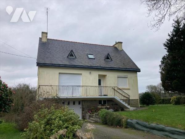 Baye, maison individuelle sur sous-sol total, composée comme suit:Rez-de-chaussée: Entrée, cuis...