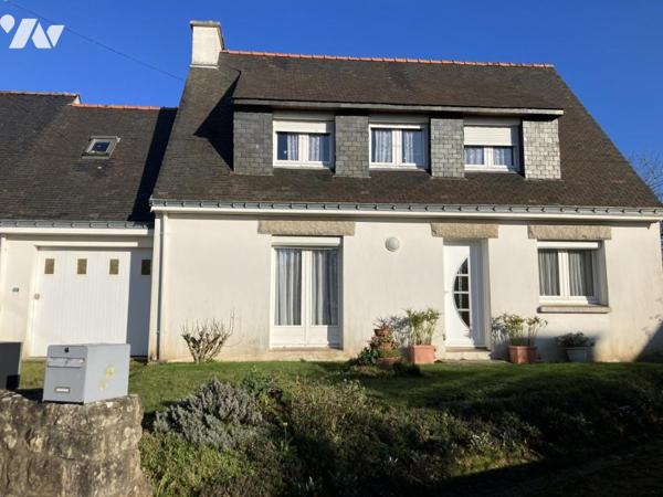 Maison d'habitation avec garage divisée en deux appartements 