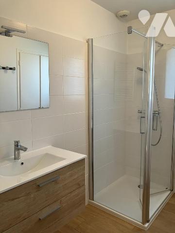 Maison d'habitation avec garage divisée en deux appartements 