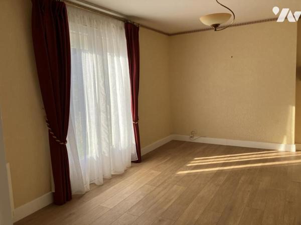 Maison d'habitation avec garage divisée en deux appartements 