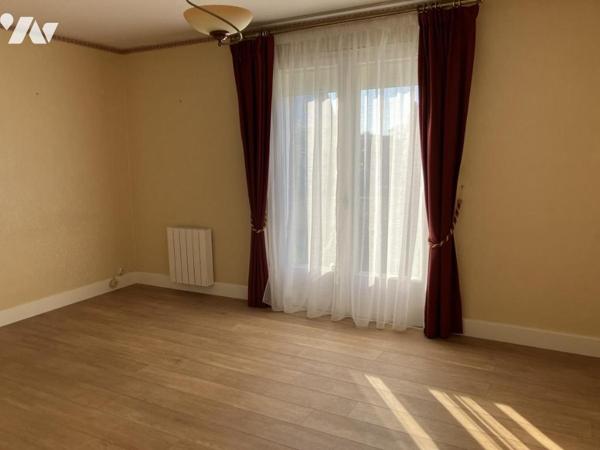 Maison d'habitation avec garage divisée en deux appartements 