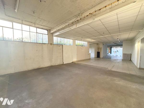 IMMEUBLE RUE DE VERN AVEC JARDIN ET STATIONNEMENTS !