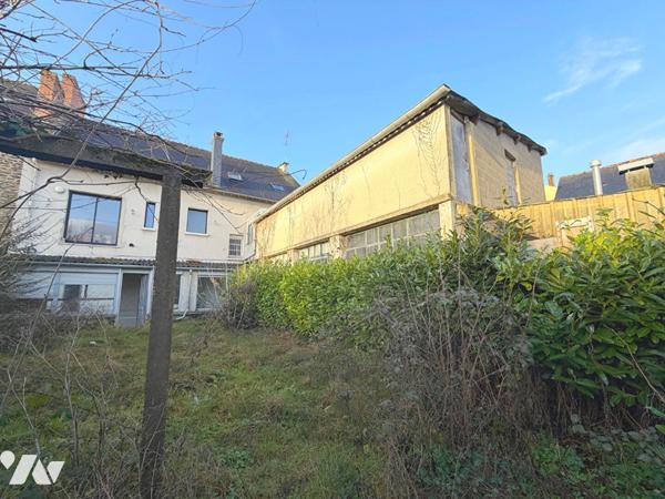 IMMEUBLE RUE DE VERN AVEC JARDIN ET STATIONNEMENTS !