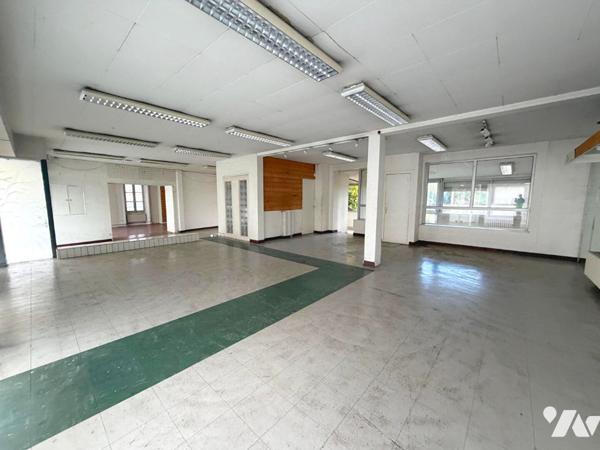 IMMEUBLE RUE DE VERN AVEC JARDIN ET STATIONNEMENTS !