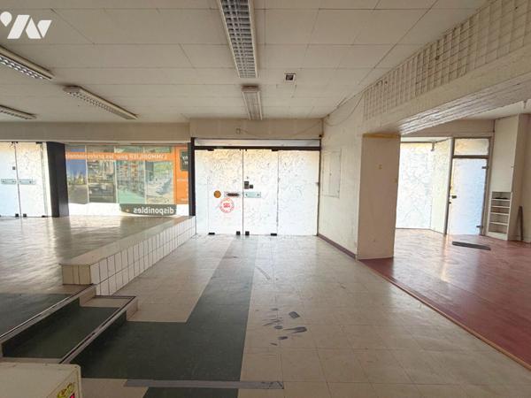 IMMEUBLE RUE DE VERN AVEC JARDIN ET STATIONNEMENTS !