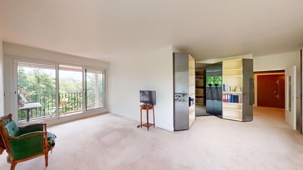 3/4 pièces au 6ème étage, avec asc., balcon-loggia ensoleillé et vue dégagée sur forêt
