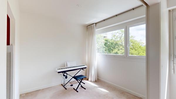 3/4 pièces au 6ème étage, avec asc., balcon-loggia ensoleillé et vue dégagée sur forêt
