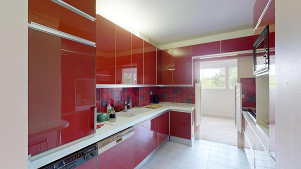 3/4 pièces au 6ème étage, avec asc., balcon-loggia ensoleillé et vue dégagée sur forêt