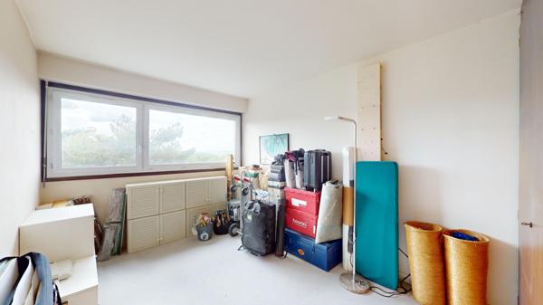 3/4 pièces au 6ème étage, avec asc., balcon-loggia ensoleillé et vue dégagée sur forêt