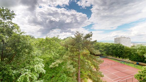 3/4 pièces au 6ème étage, avec asc., balcon-loggia ensoleillé et vue dégagée sur forêt