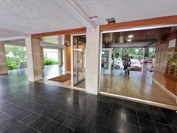 3/4 pièces au 6ème étage, avec asc., balcon-loggia ensoleillé et vue dégagée sur forêt